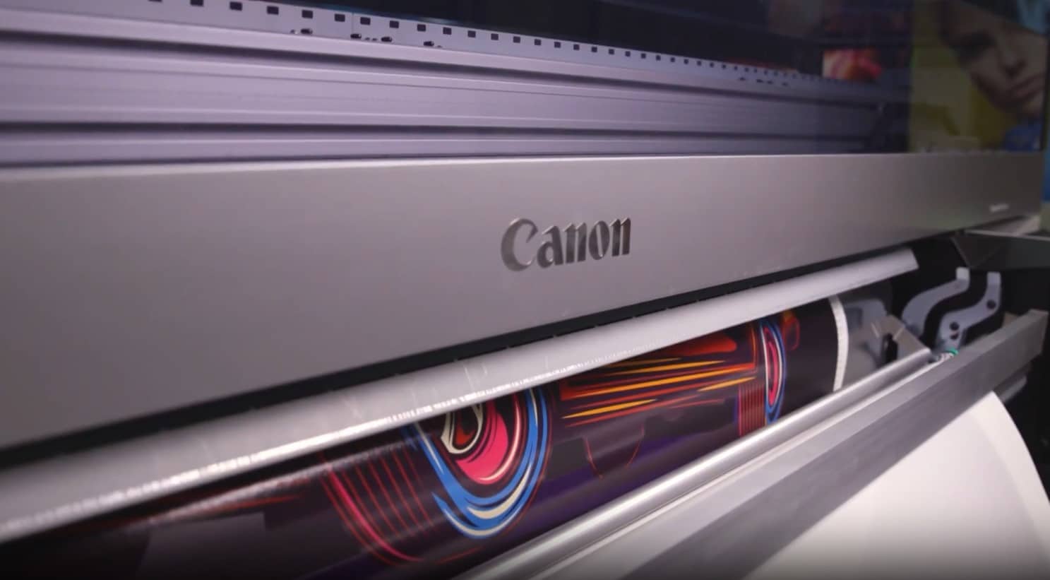 Canon büyük format yazıcı ile canlı grafik tasarımlı baskılar.